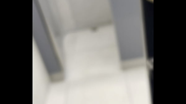 Masturbándome en el baño del gym – PARTE 2